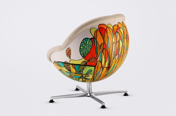 Play Art Chair - 2010,
Original artwork on shell,
Markers and acrylic colors,
synthetic shell, leather seat cover,
height 90 cm, diameter 87 cm, seat height 40 cm